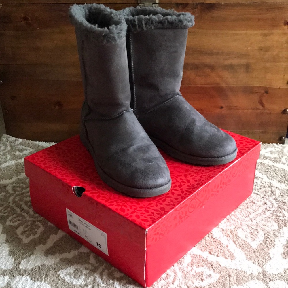 Adorable Gray Warm Fuzzy Winter Boots